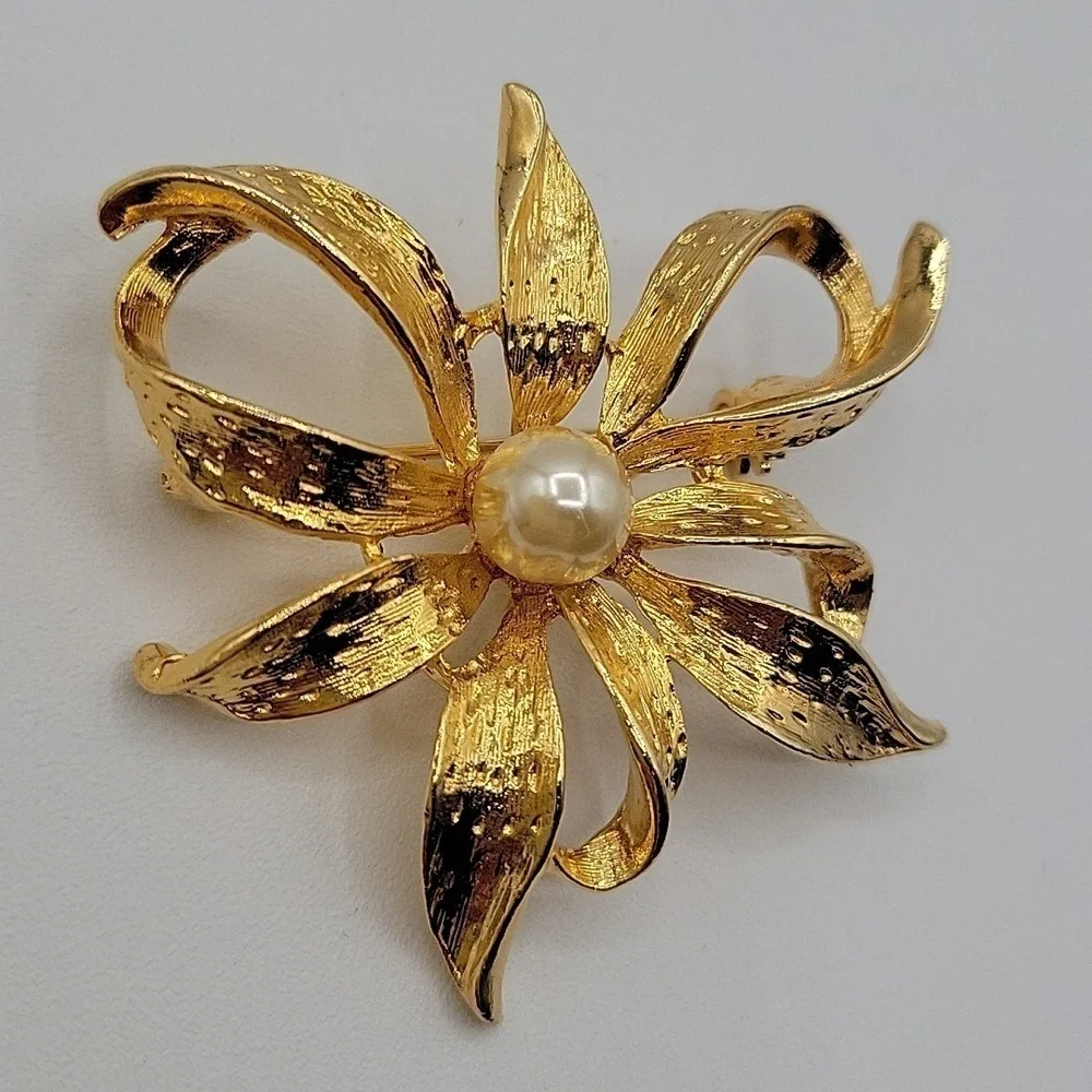 LIA Vintage Gold Tone Brooch w/ Faux Pearl